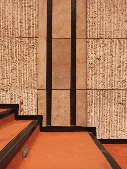 Detailný pohľad na schodiskové stupne koncertnej siene v kontakte s predsadeným keramickým obkladom