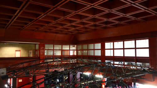 The trusses in the experimental hall allow for the installation of lighting and sound equipment and various scenic elements depending on the type of the event 