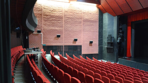 Materiálovým špecifikom interiéru kino-divadelnej sály sú akustické obklady z netradične kladených perforovaných keramických tehál