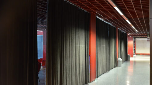 Flexible interconnection of the experimental hall and the circulation and socialising zone is possible due to curtains anchored to the ceiling structure