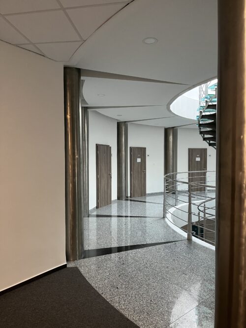 The reflection of the colour-contrasting triangular wedges in the granite floor can be also seen in the ceiling 