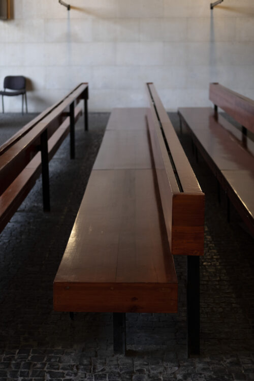 Obradná sieň – detailný pohľad dodnes zachované lavice realizované na báze dreveného masívu a oceľových profilov