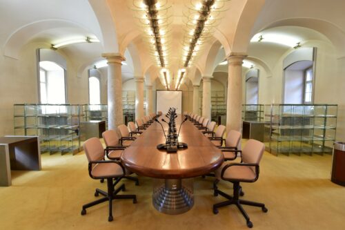 In the past, the impressive period space of the conference room fulfilled various functions – it served as barracks, as stables, as a glass studio of the Academy of Fine Arts, etc.  