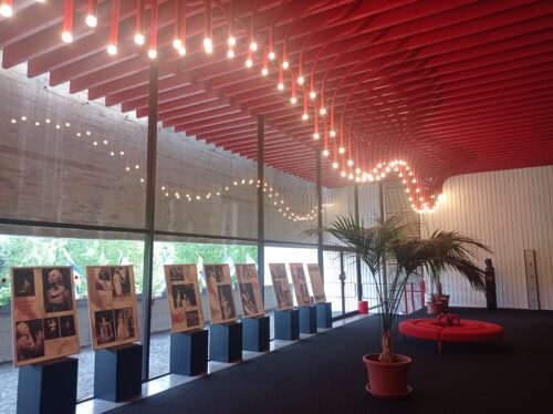 Výtvarne atraktívny foyer horného podlažia ponúka i priestor na výstavy