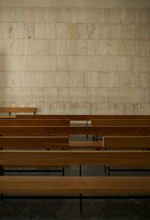 Detailný pohľad na lavicové sedenie a travertínový obklad stien v hlavnej obradnej sieni