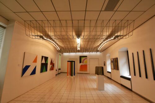 Interiér galérie zameranej na prezentáciu súčasného výtvarného umenia