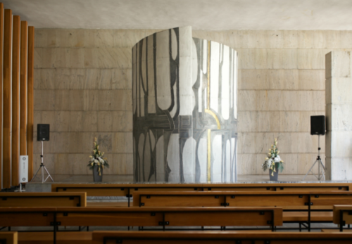 Main ceremony hall – the focal point of the hall is the catafalque surrounded by the movable artistic sculpture symbolising the opening and closing wings; the work of bronze and aluminium has been created by the painter and sculptor Elena Bellušová