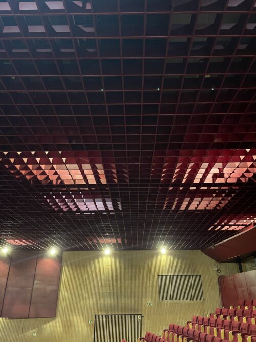 Červená sála – roštový podhľad nad hľadiskom a obklad zo segmentov v tvare písmena U optimalizujú akustiku sálového priestoru