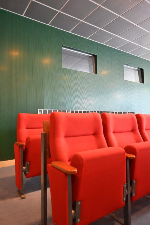 Lecture hall on the first floor – a detailed view of the fold-away reupholstered seats 