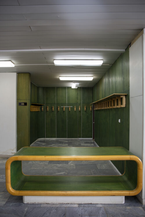 The shapes, materials, and colours used in the cloakroom space match the interior design of the ceremonial and meeting halls 