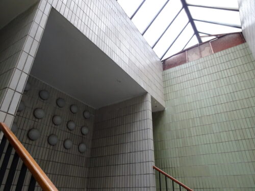 In the area of the former entrance to the swimming pool area, the same wall facing materials and wall colours are used as in the swimming pool