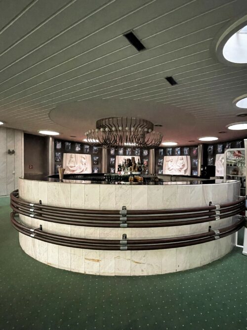 The still-preserved bar counter on the second floor was lined with marble and decorated with bent steel tubes 