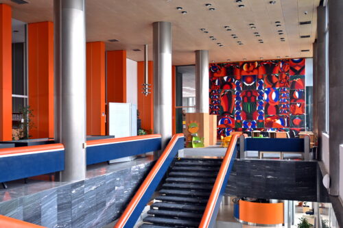 Foyera 2.np. – umelecká výzdoba a stavebná tektonika diela prispievajú k tvorbe špecifickej atmosféry interiéru