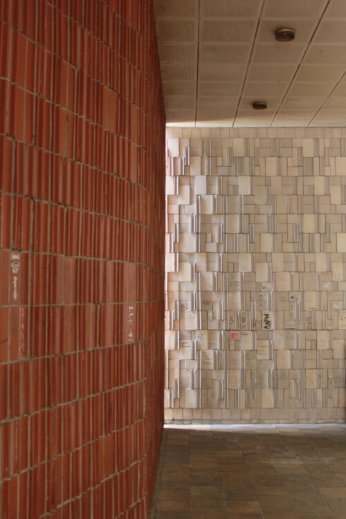 Výrazovo jedinečný reliéfny keramický obklad od autora Mariána Marcinka plynulo prechádza z vonkajšej fasády do interiérov objektu