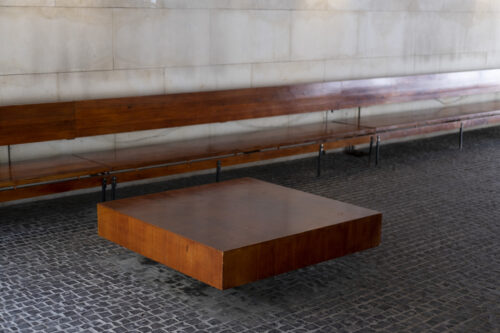 Čakáreň verejnosti – lavice a stôl na báze dreveného masívu a oceľových profilov výtvarne korešpondujú s jednoduchým tvaroslovím architektúry