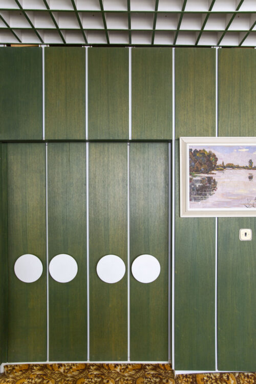 Na zeleno morený drevený obklad stien v prípravnej miestnosti