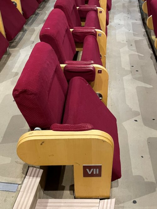 Červená sála – detailný pohľad na dodnes využívané sedadlá hľadiska a pôvodné označenia