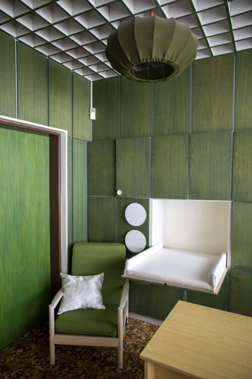 The preparation room includes also a baby changing station incorporated in the wall panelling   