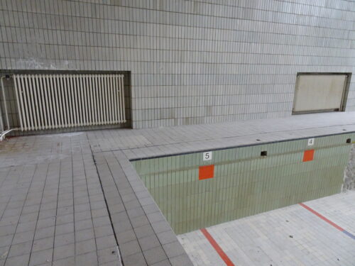 The swimming pool area – a characteristic feature of the building interior is the installation of radiators in the niches