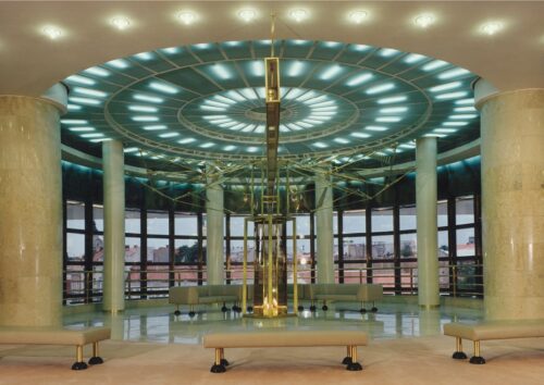 1V centre oddychovej zóny horného foyera sa vyníma abstraktná priestorová skulptúra
