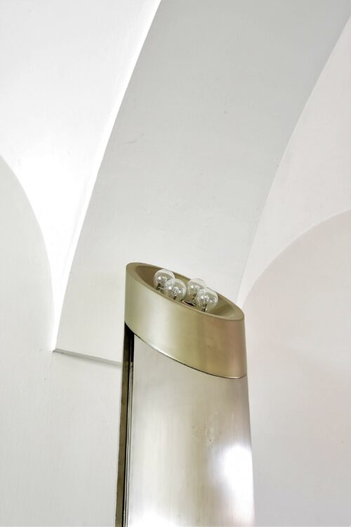 A detailed view of the pillar light object in the entrance hall 