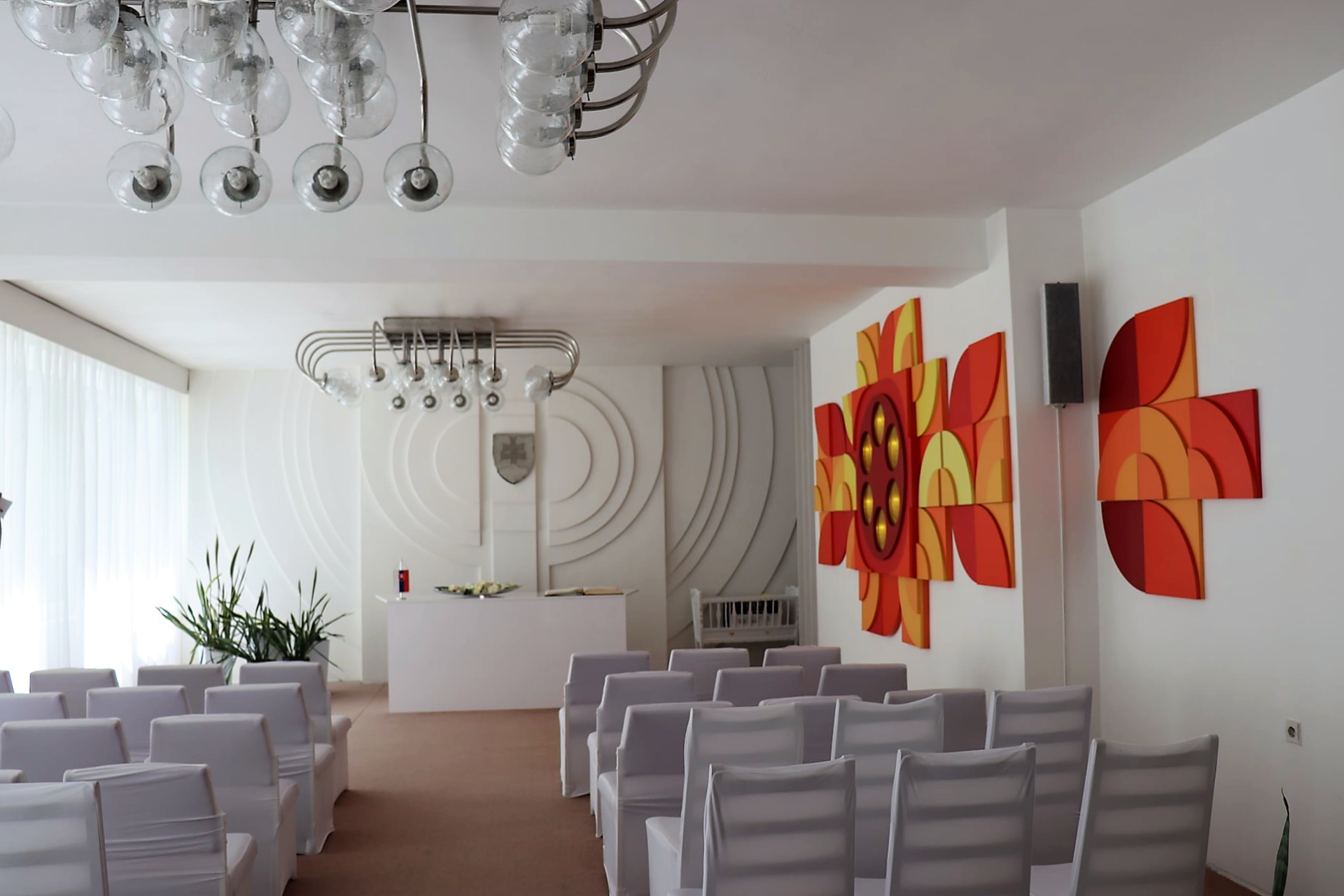 Interiér obradnej siene je výtvarne kolorovaný dielami Milana Dobeša, nesúcimi znaky výtvarnej abstrakcie a geometrickej štylizácie