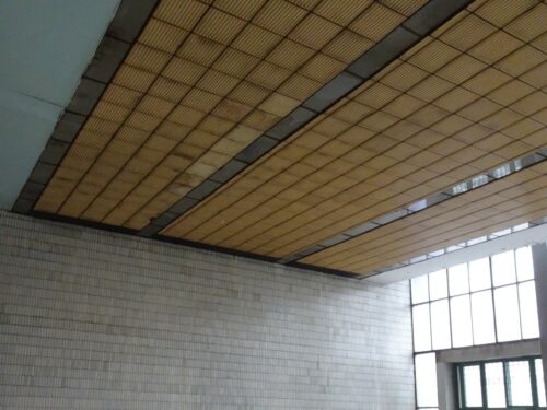 The swimming pool area – the suspended ceiling is characterised by the use of timeless design of grooved surfaces