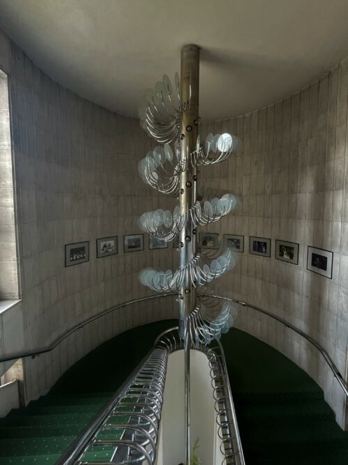 Priestor schodiska dotvárajú dekoratívne prvky zábradlia a abstraktná priestorová skulptúra na báze ocele a skla