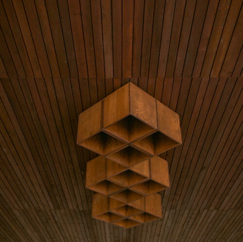Rytmicky radené svietidlá na báze dreveného masívu a lineárne členený drevený podhľad sú základnými výrazovými znakmi interiéru pôvodnej obradnej siene