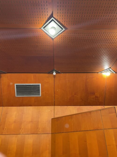 The Orange Room – the ceiling lights are rhythmically arranged at the intersection of solid and perforated ceiling plates 