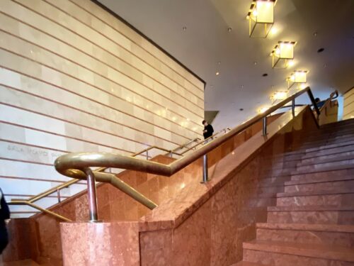 Marble and red travertine are used also in the staircase spaces 
