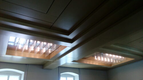 Niekdajšia kancelária predsedu SNR na 2.np. – atypický podhľad realizovaný na báze drevotrieskových dosiek v kombinácii so sklenenými platňami a bodovými svetelnými zdrojmi