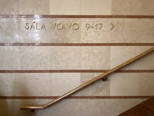 Charakteristickým znakom interiéru foyerov a schodísk je mramorový obklad stien s pásikmi z tmavočerveného travertínu