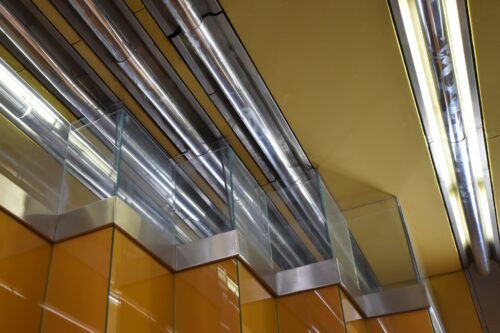 Detailný pohľad na lineárne svietidlá integrované v obklade stropnej dosky