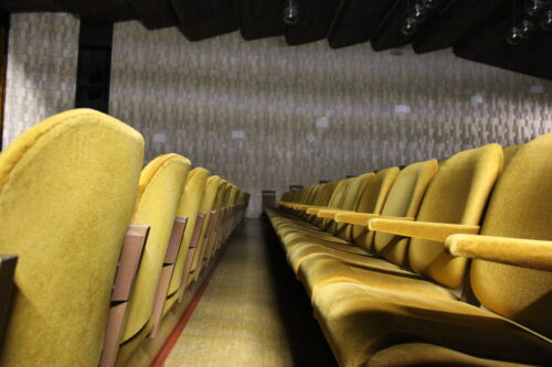 Kino-divadelná sála – dodnes zachované sedadlá poskytujú návštevníkom optimálny priestorový a ergonomický komfort