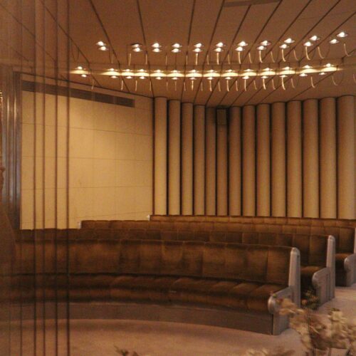 Interiér obradnej siene charakterizuje všade prítomné oblúkové tvaroslovie