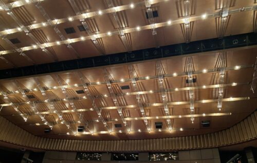 The ceiling of the drama hall – an embedded structure with spotlights helps create attractive scenic effects