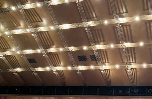 Podhľad divadelnej sály – rytmicky komponované líniové prvky v kombinácii s bodovými svetelnými zdrojmi generujú iluzívne vizuálne dojmy