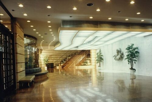 Interiér vstupného foyera dotvára dynamická kompozícia stropných svietidiel