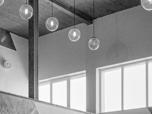 The original globe-style lights of simple geometric shapes together gave a timeless and elegant visual impression