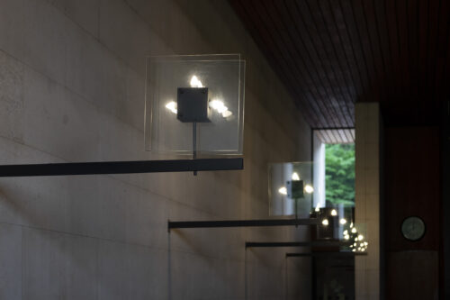 Obradná sieň – dizajn svietidiel na báze sklenených platní korešponduje s tvaroslovím stavebného interiéru