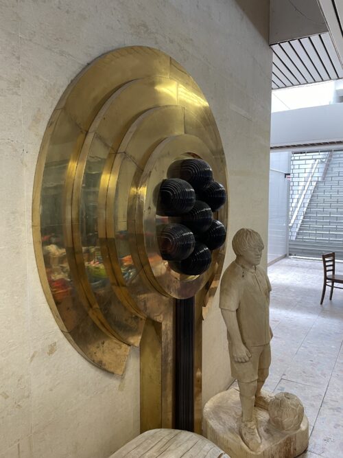 Skulpturálna plastika čierno-zlatej farebnosti situovaná vo vstupnom foyeri