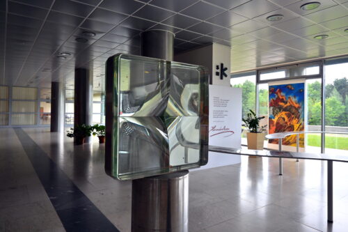 Vestibul prízemia výtvarne dotvára sklenená plastika od autora Václav Cíglera