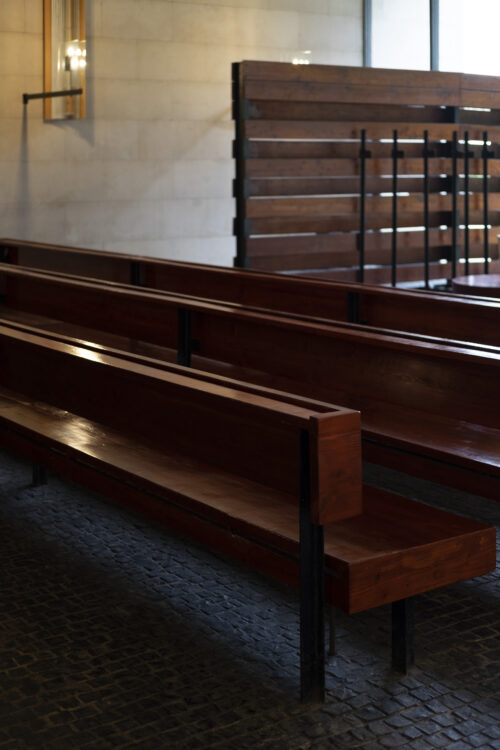 Obradná sieň – detailný pohľad na dodnes zachované lavice realizované na báze dreveného masívu a oceľových profilov