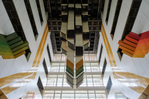 V interiéri hotelovej haly dominuje trojrozmerná plastika vytvorená zo vzduchotechnických potrubí
