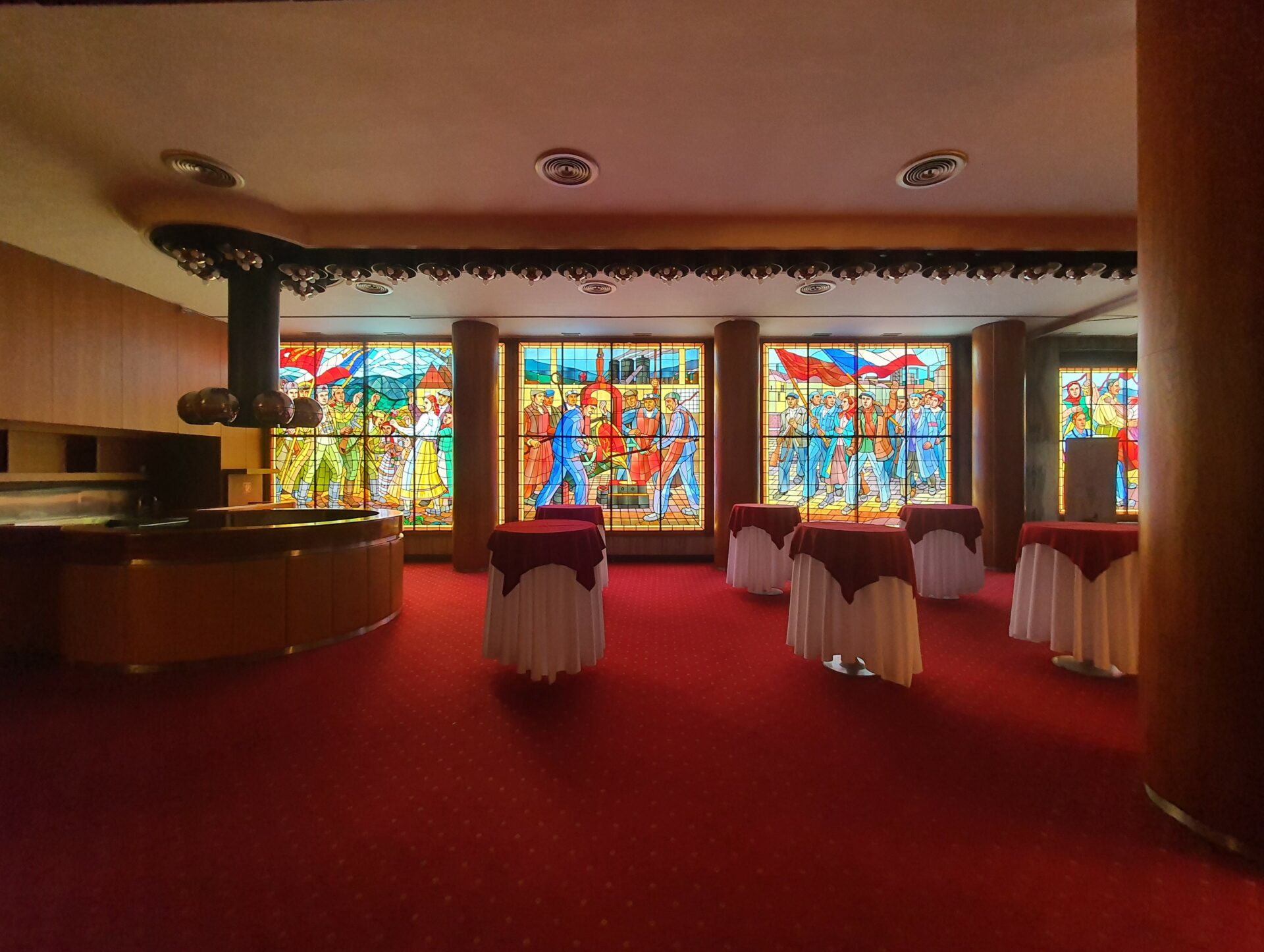 Interiér horného foyera zdobia okenné vitráže od Janka Alexyho, viditeľné i na fasáde budovy