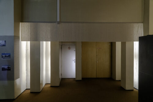The entrance foreground of the lecture hall is dominated by the building elements' tectonics
