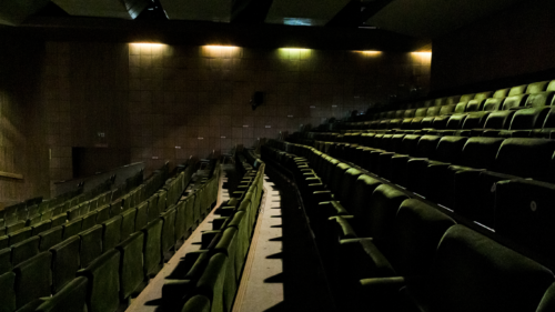 Divadelná sála – postranné osvetlenie stien má charakter ambientneho svetla navodzujúceho intímnu atmosféru