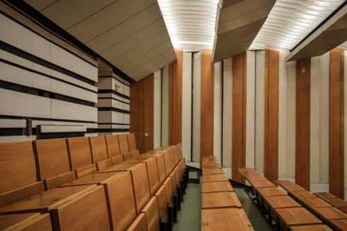 There are openable wing panels on the side walls of the lecture hall 