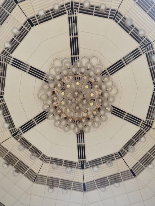 Multifunkčná sála – pohľad na centrálne umiestnené svietidlo vytvorené zo série tridsiatich guľových tienidiel